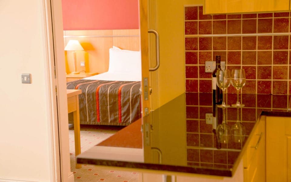 Combined shower/tub, free toiletries, hair dryer, towels