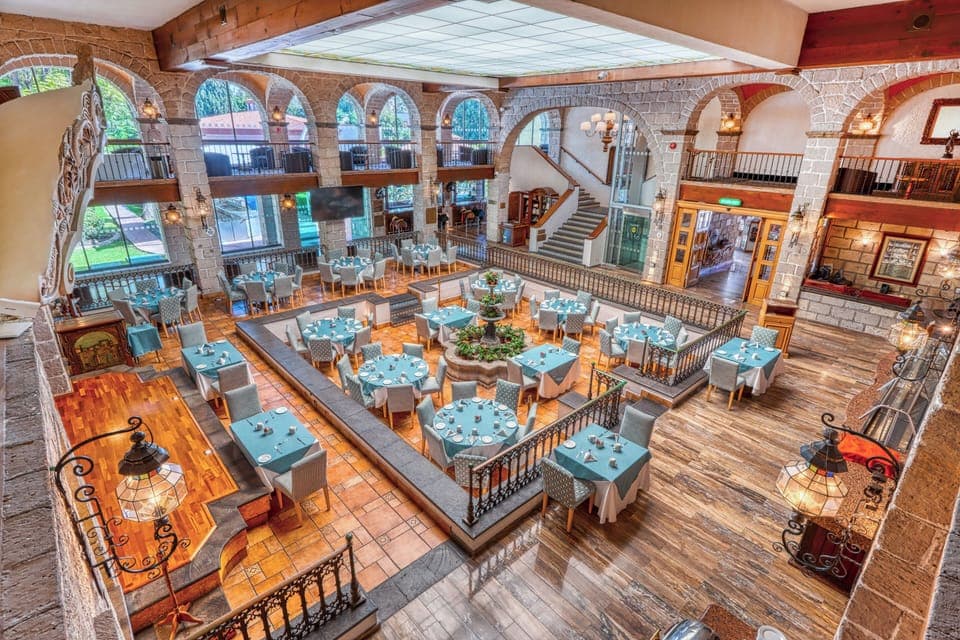 3 restaurants, breakfast, lunch, dinner served; international cuisine