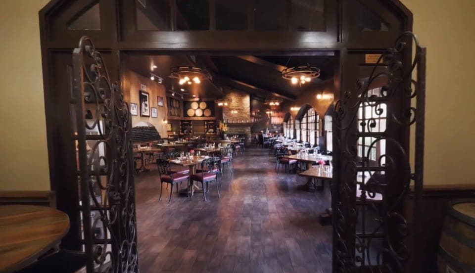 2 restaurants, lunch served