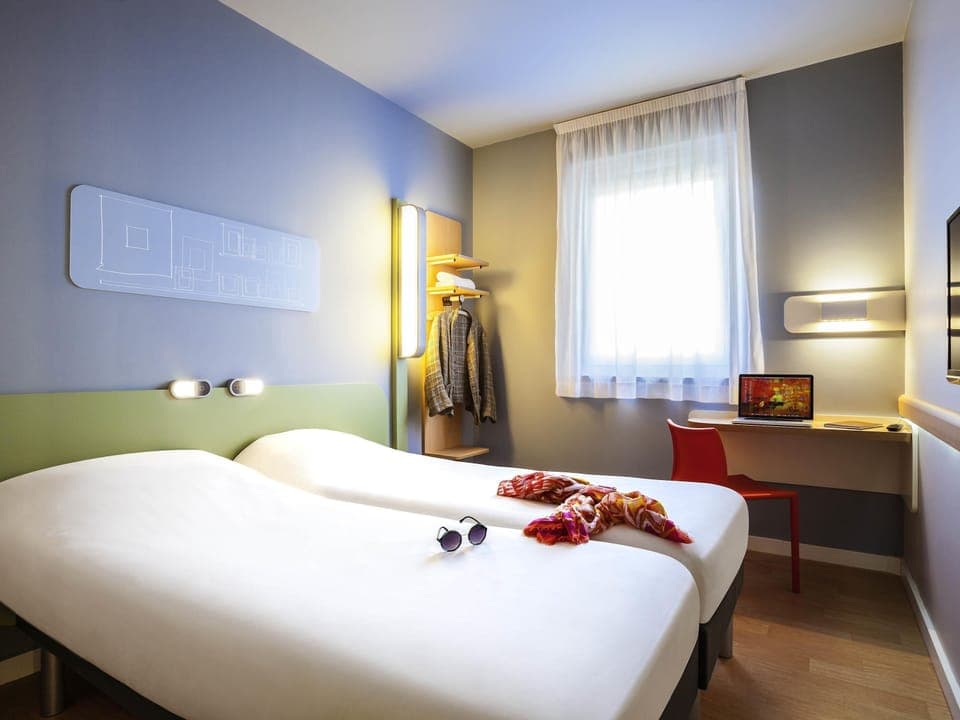 Twin Room, 2 Twin Beds | In-room safe, desk, soundproofing, free WiFi