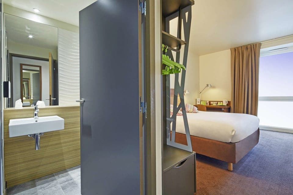 Standard Room, 1 Double Bed | Desk, laptop workspace, soundproofing, free WiFi