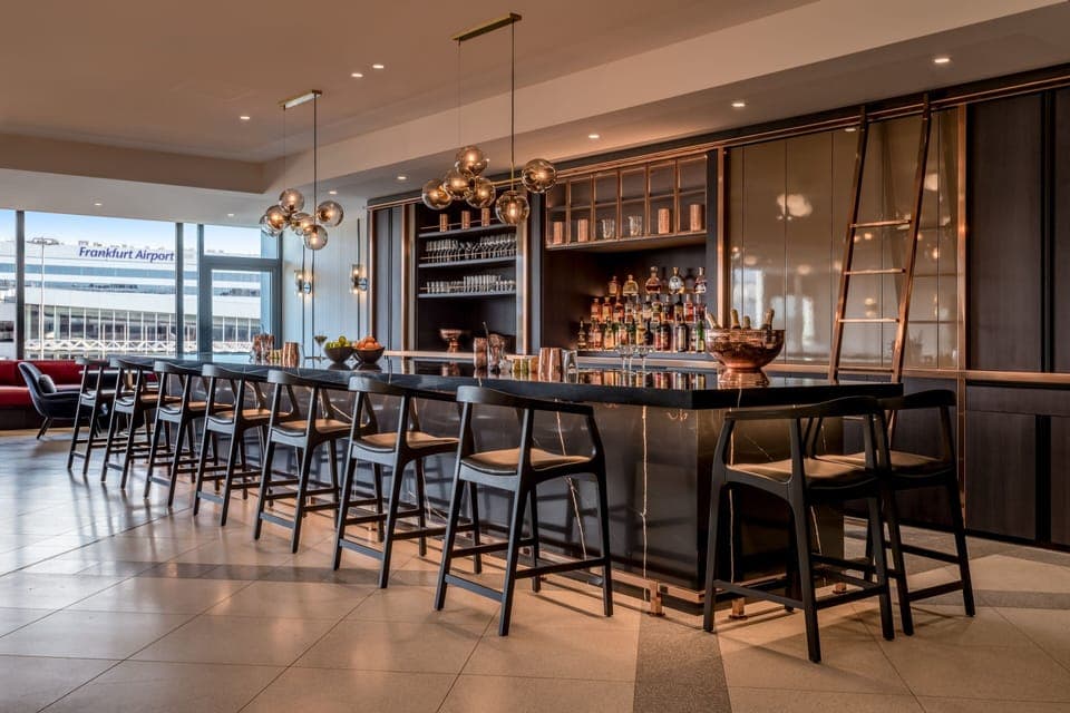 2 bars/lounges, cocktail bar