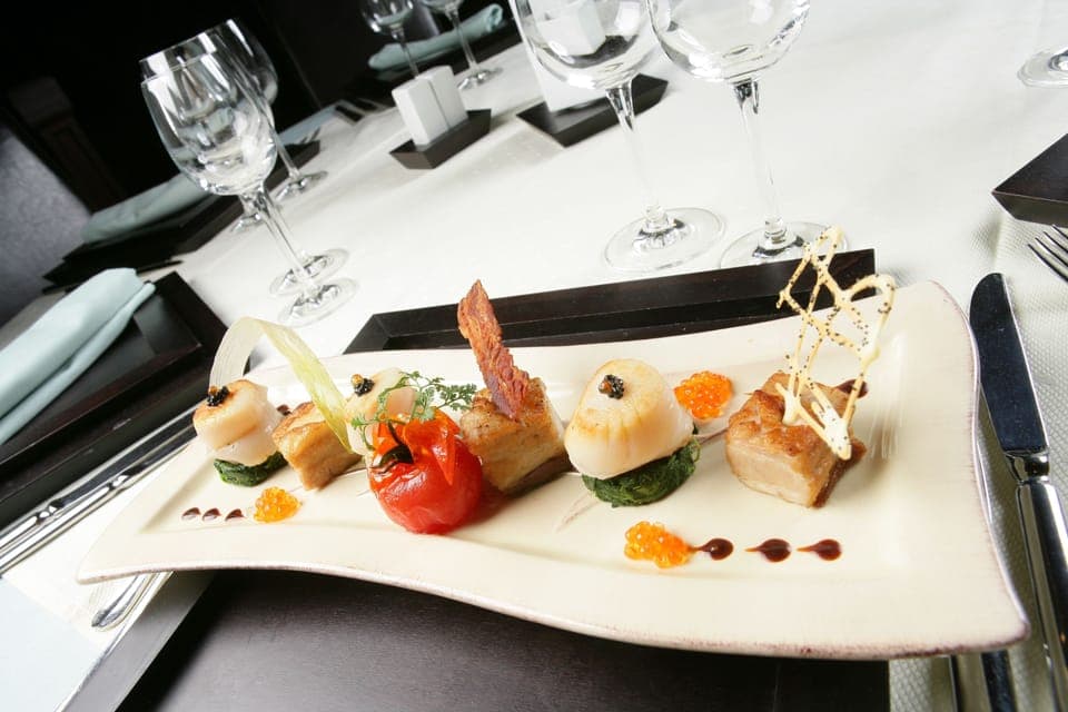 2 restaurants, lunch, dinner served; local and international cuisine