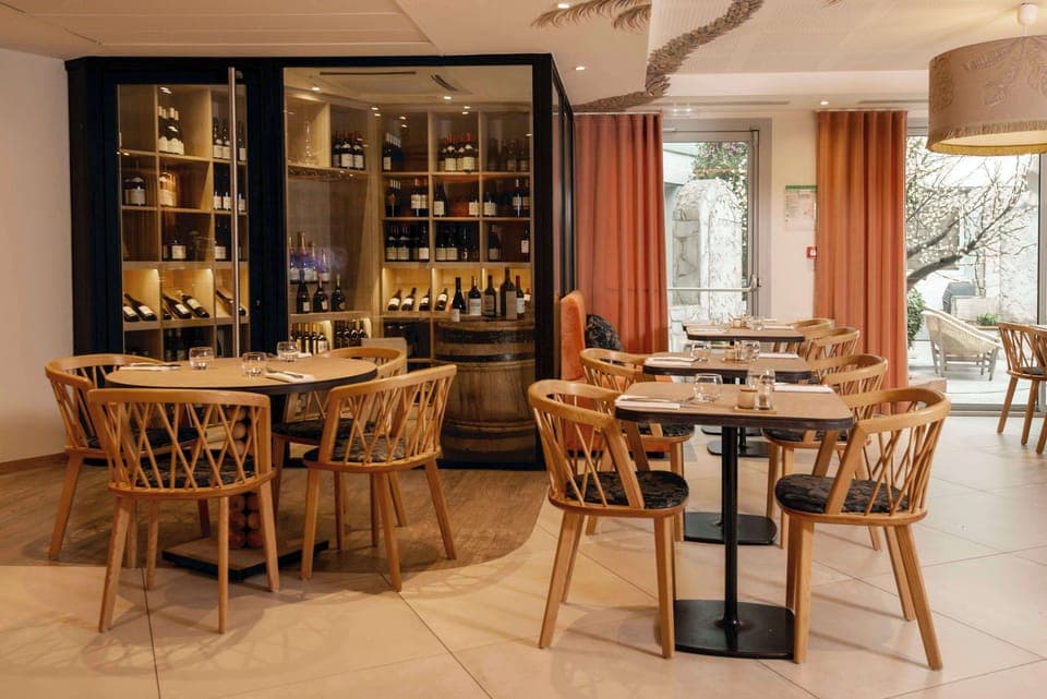 Breakfast, lunch, dinner served; local cuisine, pool views 