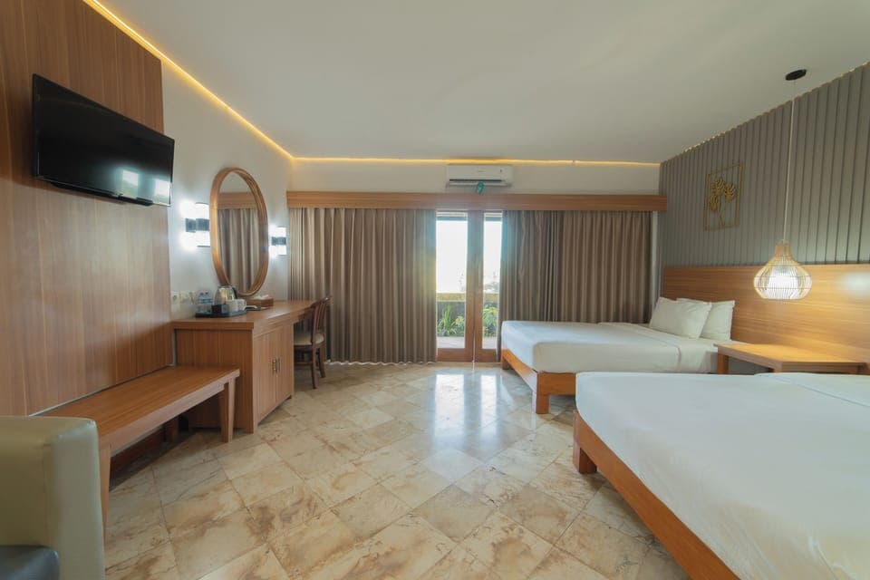 Bungalow | Desk, bed sheets