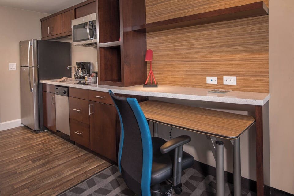 Full-size fridge, microwave, stovetop, dishwasher