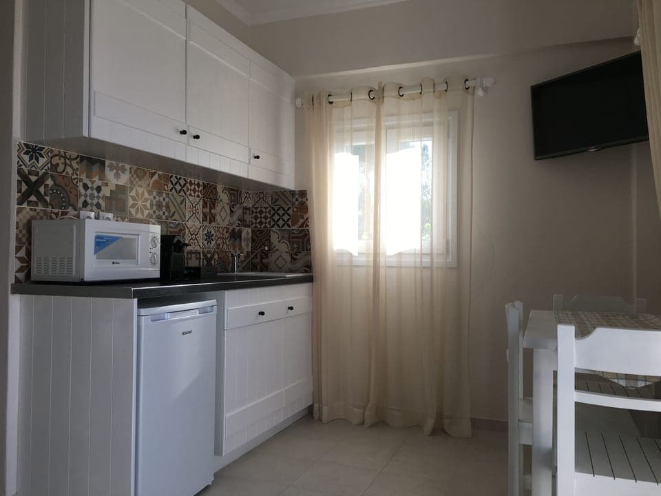 Private kitchen | Mini-fridge, electric kettle