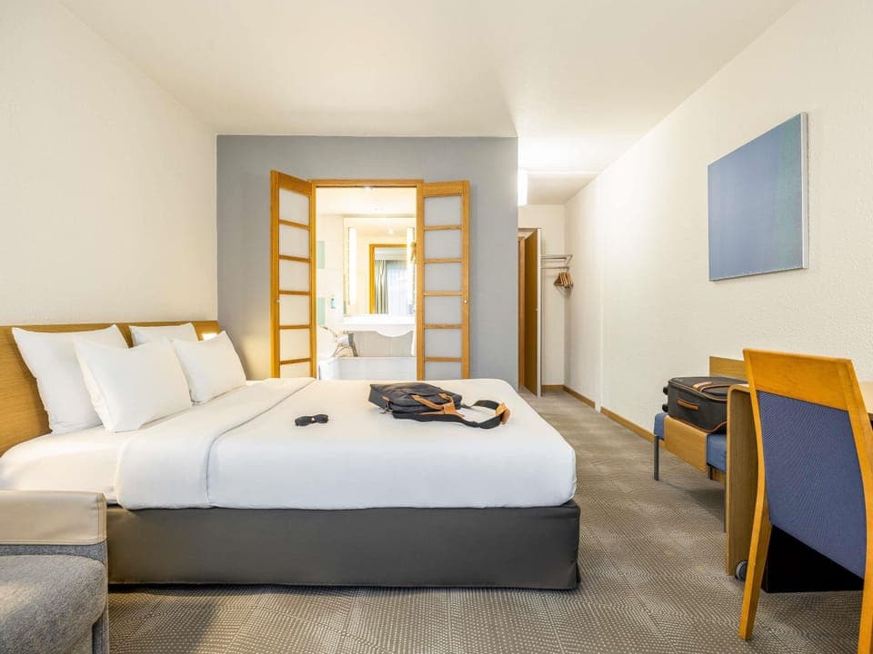 Superior Room, 1 Double Bed | Minibar, in-room safe, desk, laptop workspace