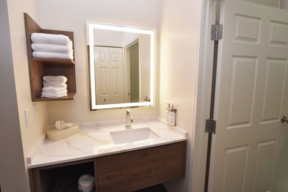 Combined shower/tub, free toiletries, hair dryer, towels