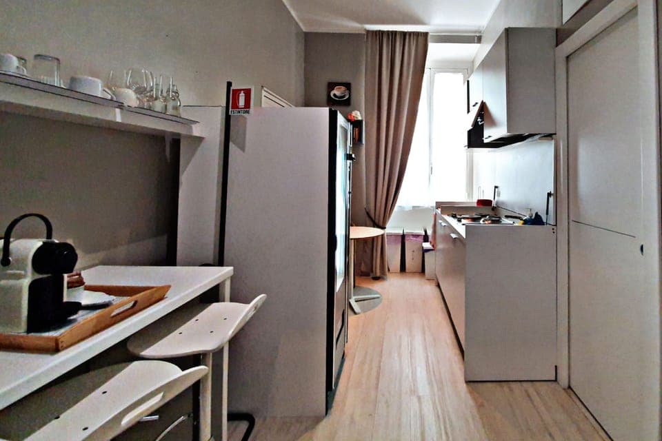 Shared fridge, microwave, stovetop, cookware/dishes/utensils