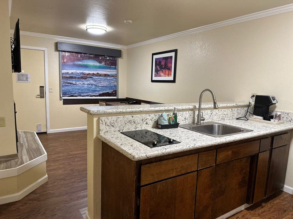 Deluxe Room | Iron/ironing board, free WiFi, bed sheets