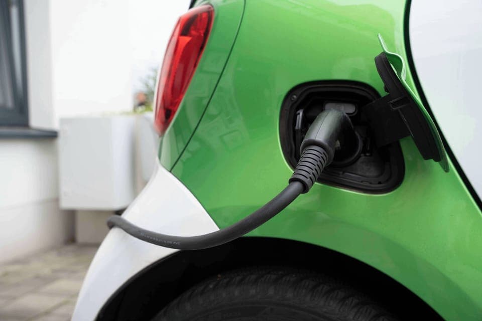 Electric vehicle charging station