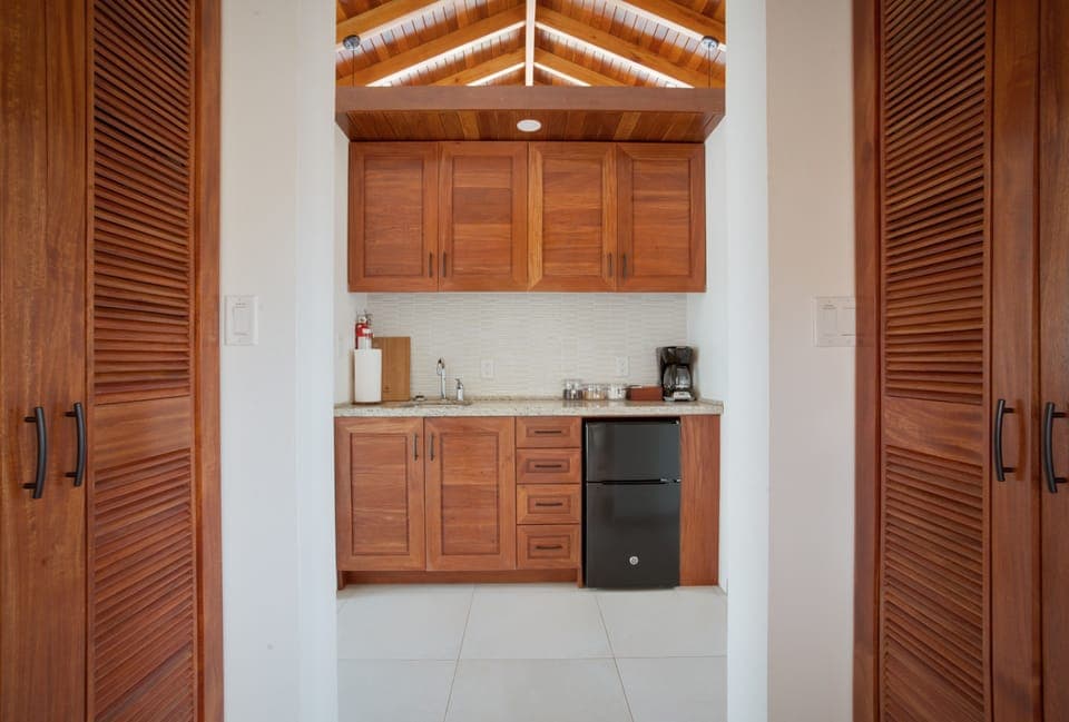 Stovetop, blender, coffee grinder, cookware/dishes/utensils