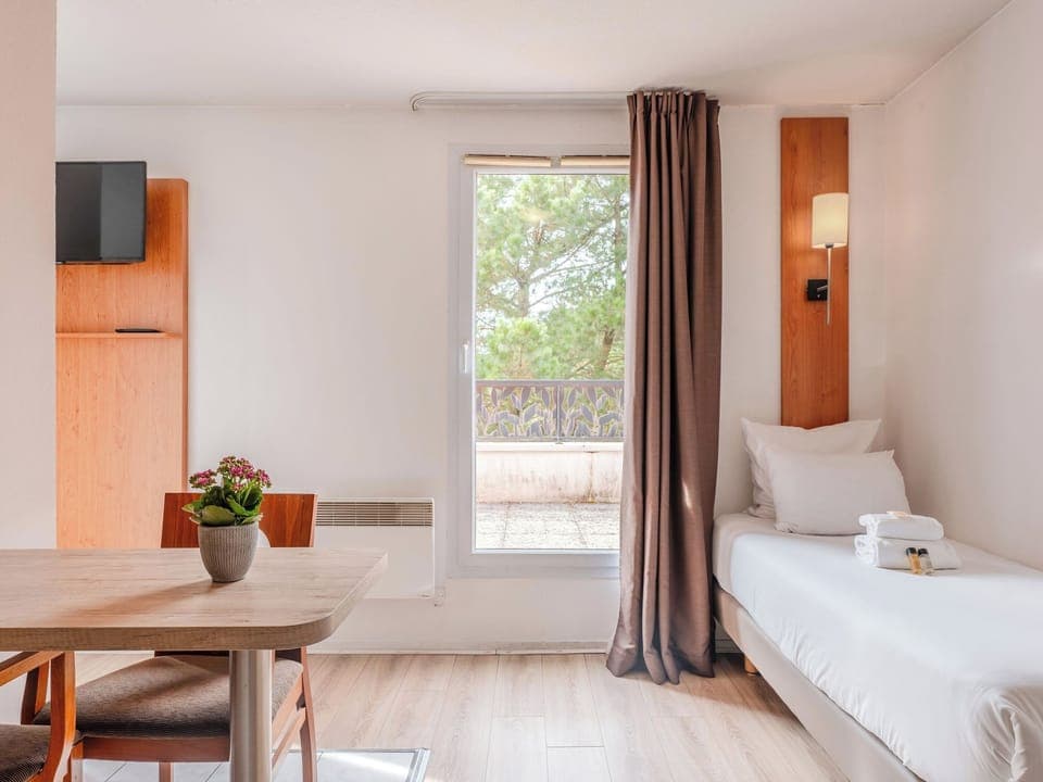 Large Studio | Desk, blackout drapes, soundproofing, free cribs/infant beds