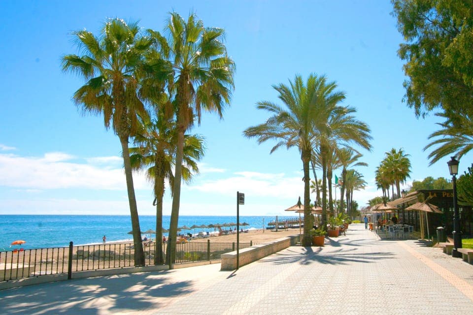 Beach nearby, beach umbrellas, beach towels, 8 beach bars