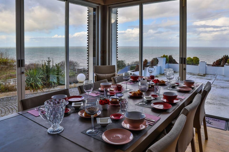 Daily continental breakfast (EUR 16 per person)