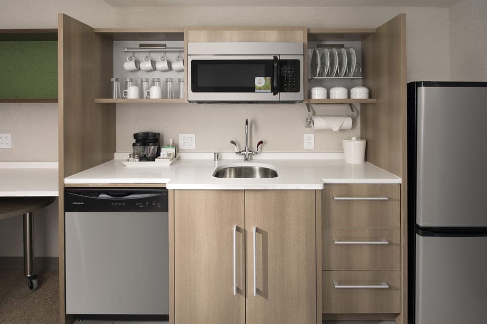 Full-size fridge, microwave, dishwasher, coffee/tea maker