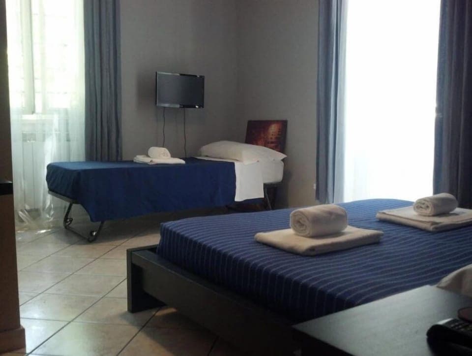 Basic Triple Room | In-room safe, individually decorated, individually furnished