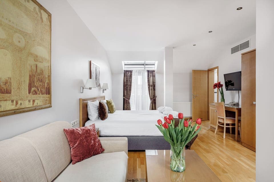 Luxury Suite | Minibar, in-room safe, desk, soundproofing