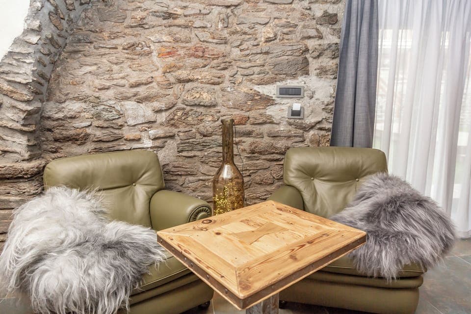 Deluxe Suite, Hot Tub | In-room safe, desk, soundproofing, cribs/infant beds