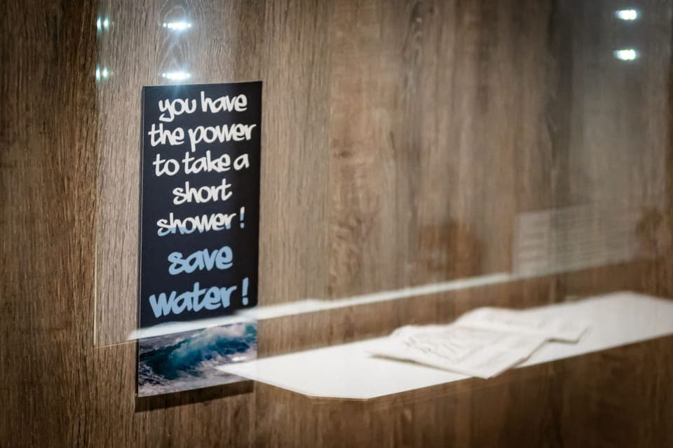 Combined shower/tub, free toiletries, hair dryer, towels