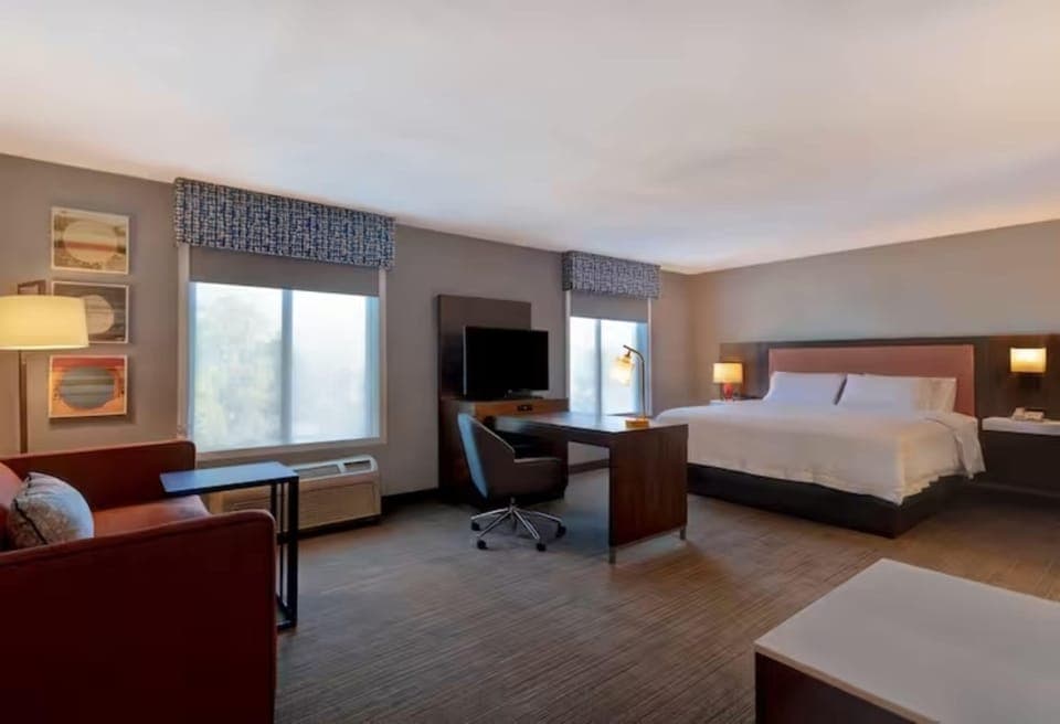 Studio Suite, 1 King Bed, Non Smoking | Premium bedding, desk, blackout drapes, iron/ironing board