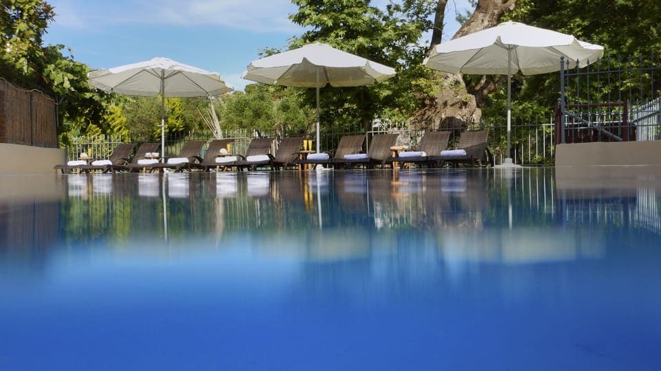 Outdoor pool, pool umbrellas, sun loungers