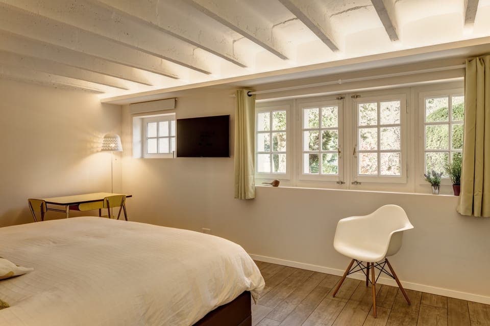 Premium bedding, down comforters, desk, blackout drapes