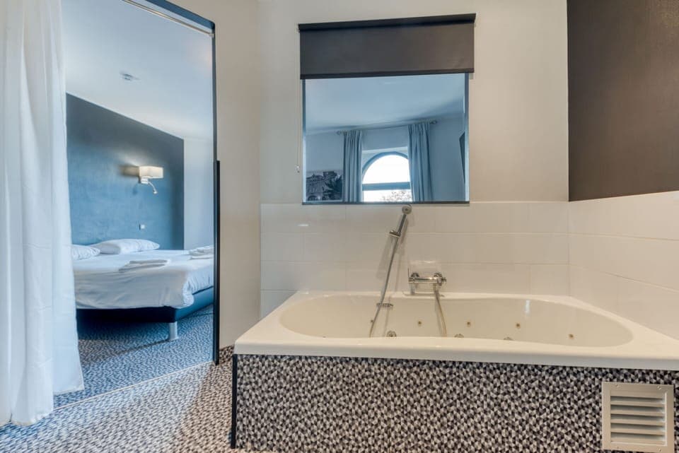 Double Room | Bathroom | Free toiletries, hair dryer, towels