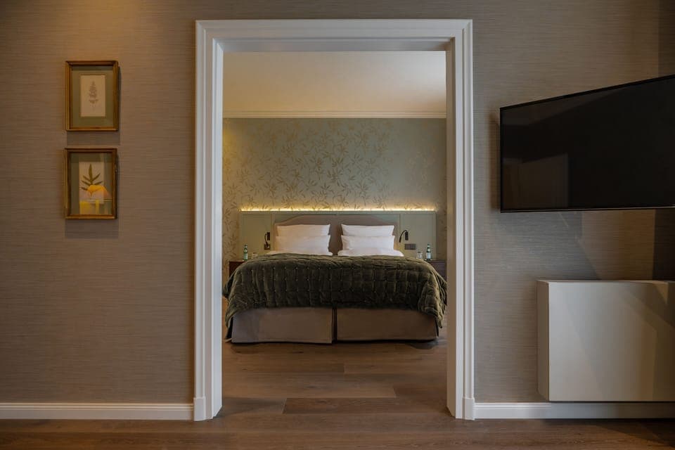 Suite | Premium bedding, down comforters, minibar, in-room safe