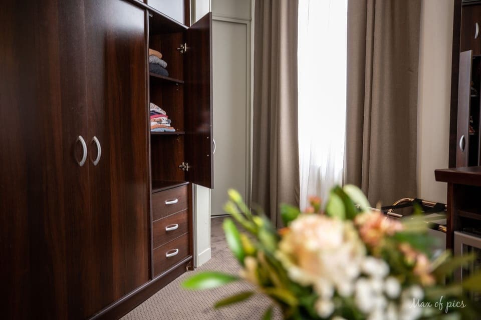 Junior Suite | Living area | Flat-screen TV