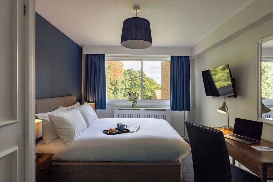 Cosy Double Room | Desk, blackout drapes, iron/ironing board, free WiFi