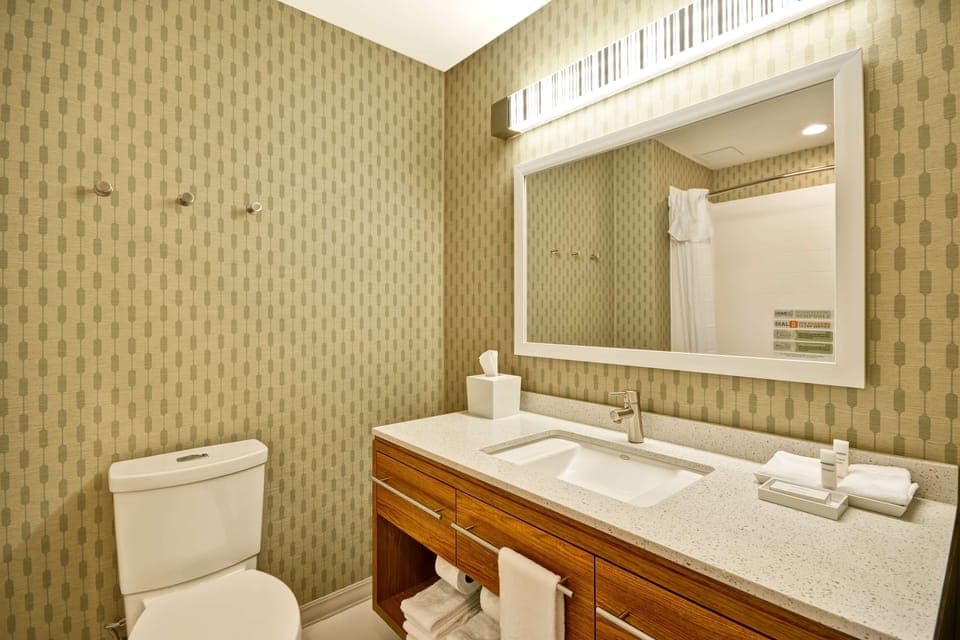 Combined shower/tub, free toiletries, hair dryer, towels