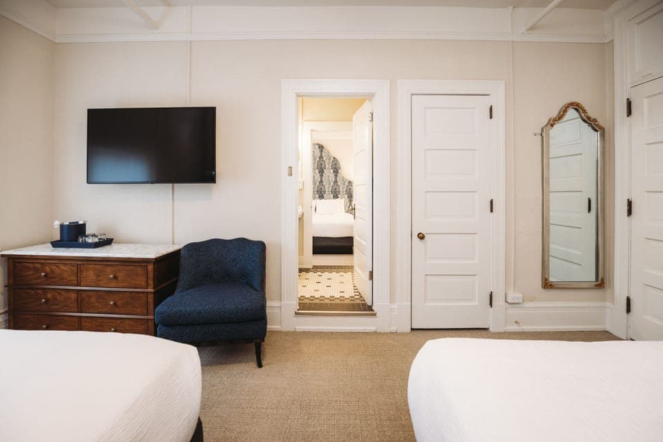 Classic Family Room | Bathroom | Free toiletries, hair dryer, bathrobes, towels