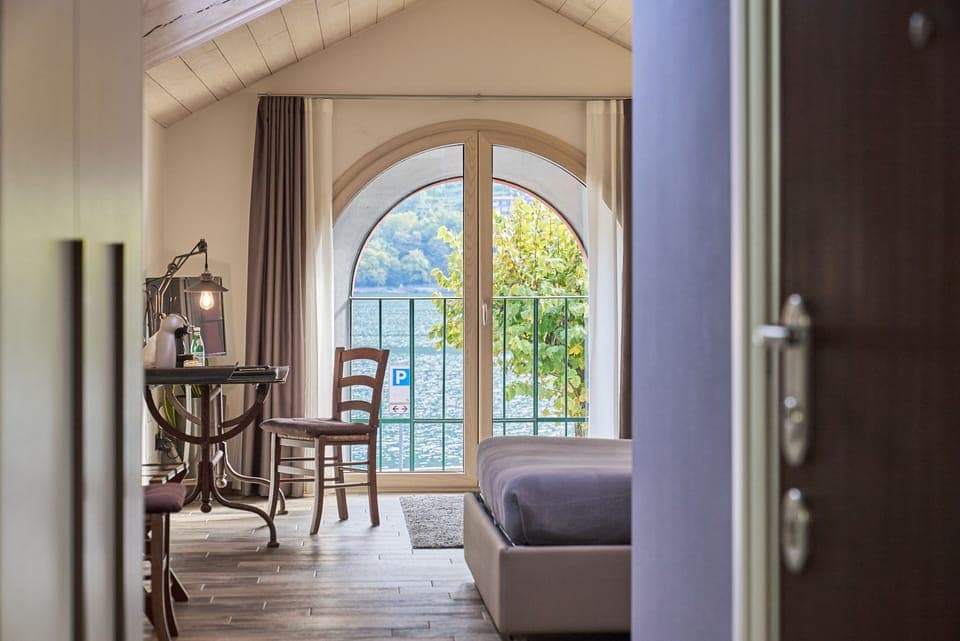 Junior Suite, Lake View | Frette Italian sheets, premium bedding, pillowtop beds, minibar