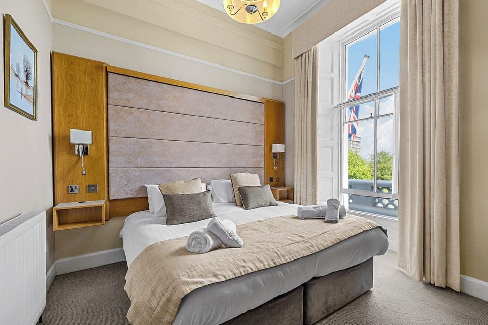 Superking/Twin Room | Desk, blackout drapes, iron/ironing board, free WiFi