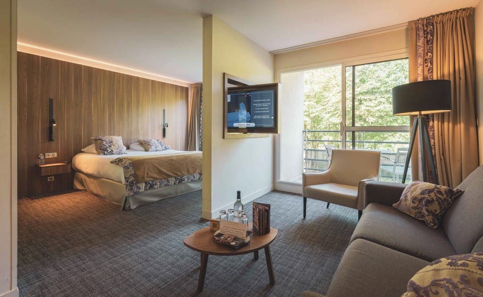 Junior Suite | In-room safe, desk, free cribs/infant beds, travel crib