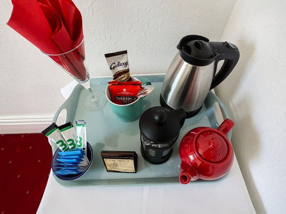 Single Room, Shared Bathroom, Sea View | In-room dining