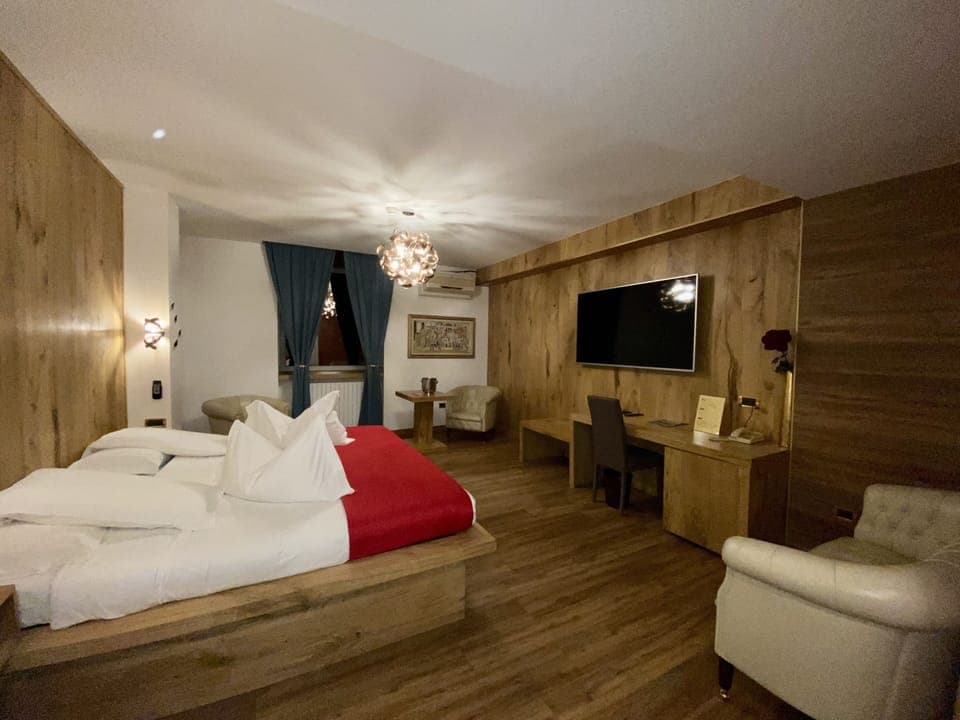 Premium bedding, down comforters, minibar, in-room safe