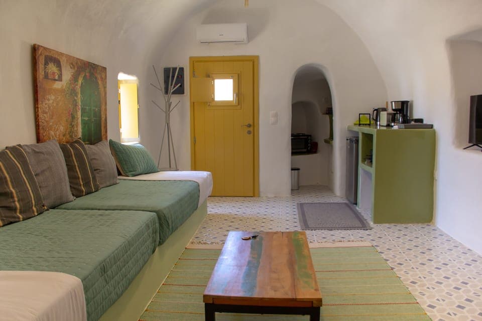 Cave Studio Volcano View | Individually decorated, individually furnished, soundproofing