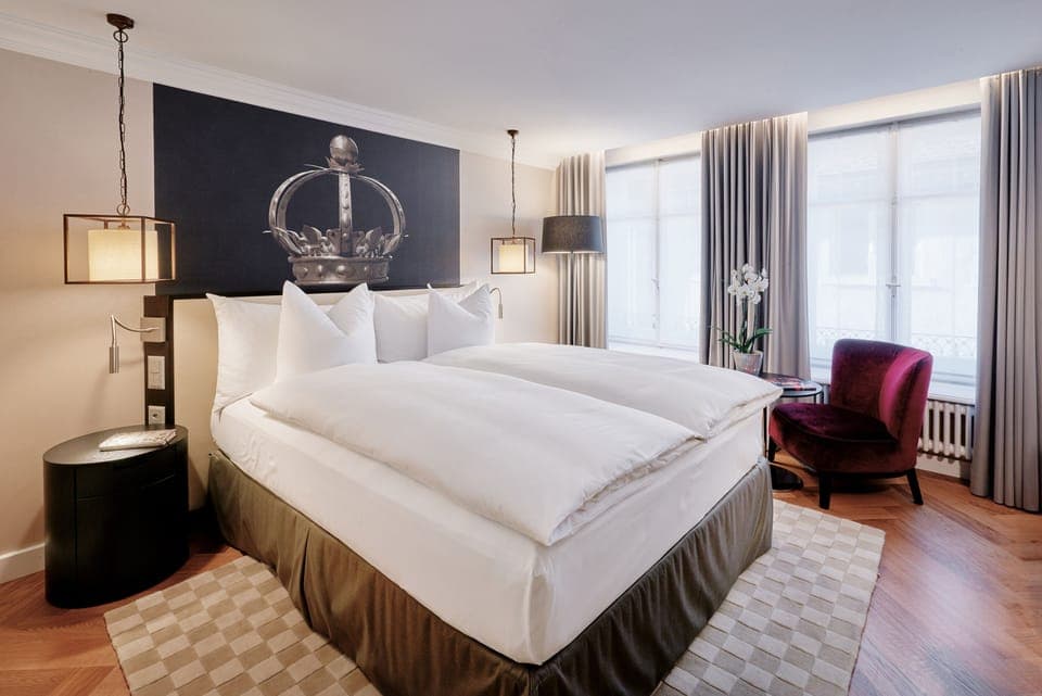 Standard Room, 1 Queen Bed | Hypo-allergenic bedding, down comforters, minibar, in-room safe