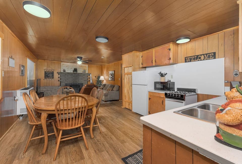 Full-size fridge, microwave, oven, stovetop