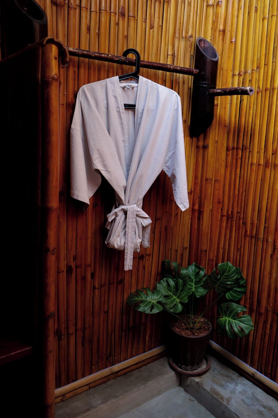 Shower, rainfall showerhead, free toiletries, towels