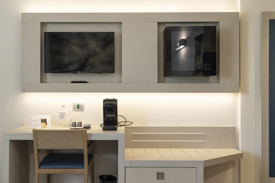 Comfort Room, 1 Queen Bed, Non Smoking, Garden View | Room amenity