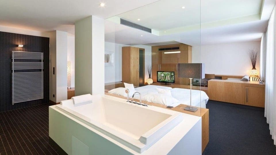 Suite | Desk, soundproofing, rollaway beds, free WiFi