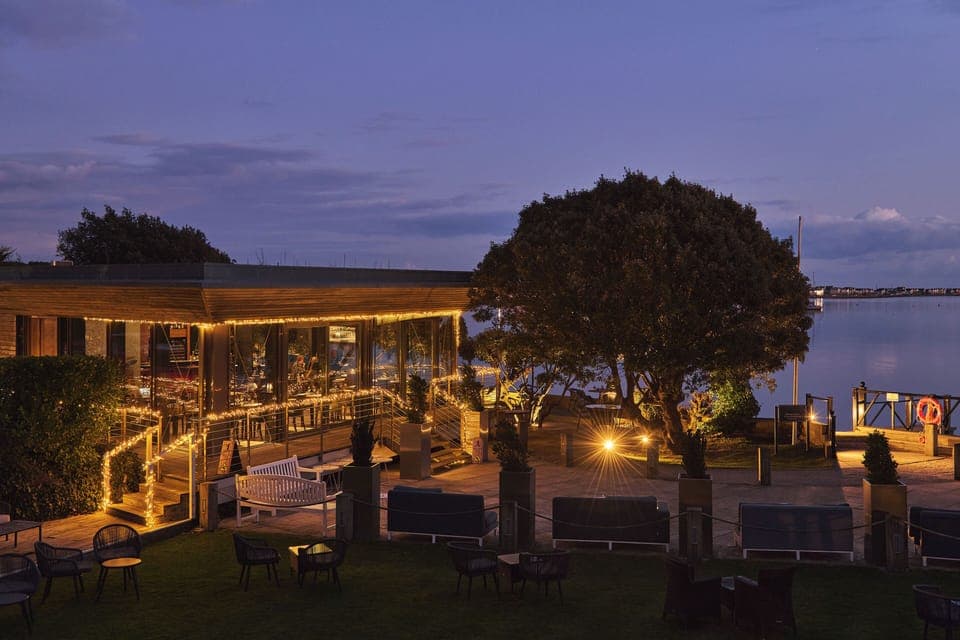 2 restaurants, breakfast served