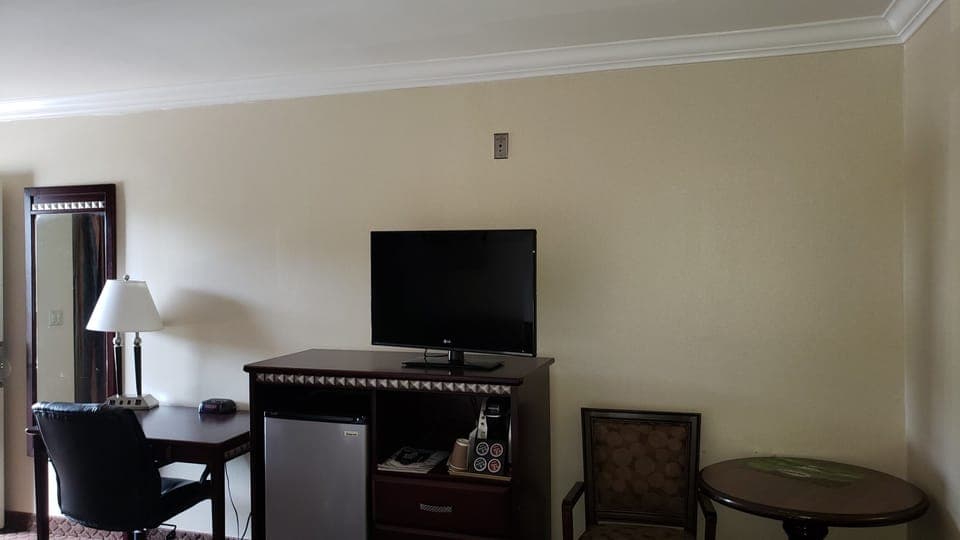 Deluxe Room, 1 King Bed, Non Smoking | Desk, iron/ironing board, free cribs/infant beds, rollaway beds