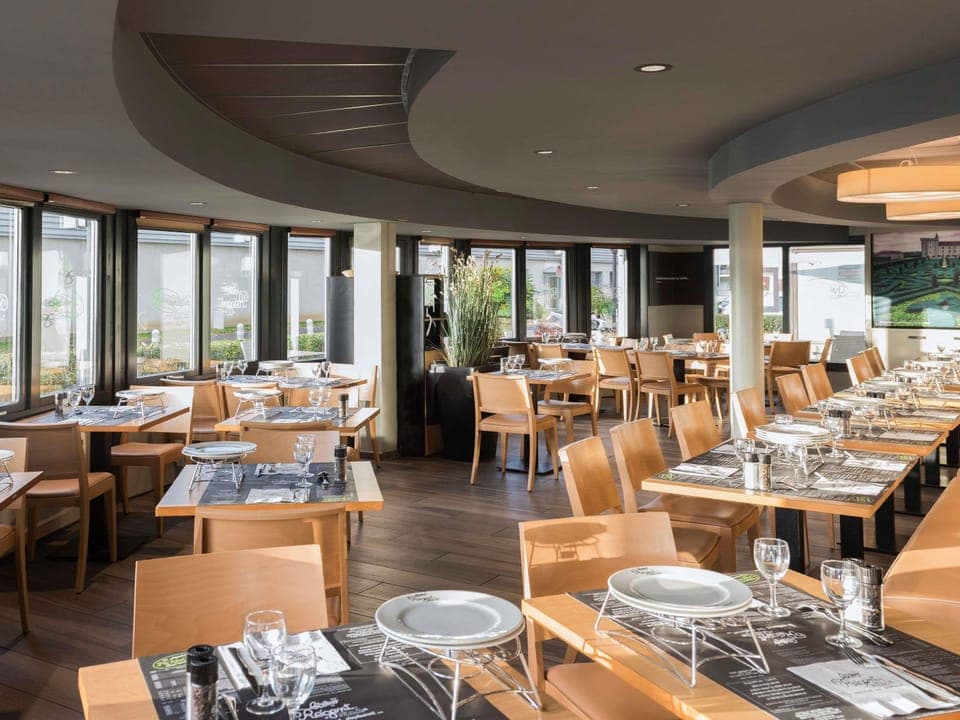 Lunch and dinner served, French cuisine