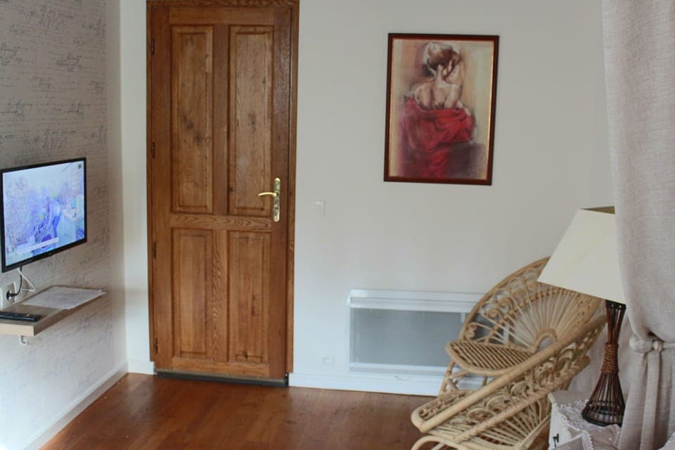 Deluxe Double Room, 1 Bedroom, Garden View, Ground Floor | Living area | Flat-screen TV