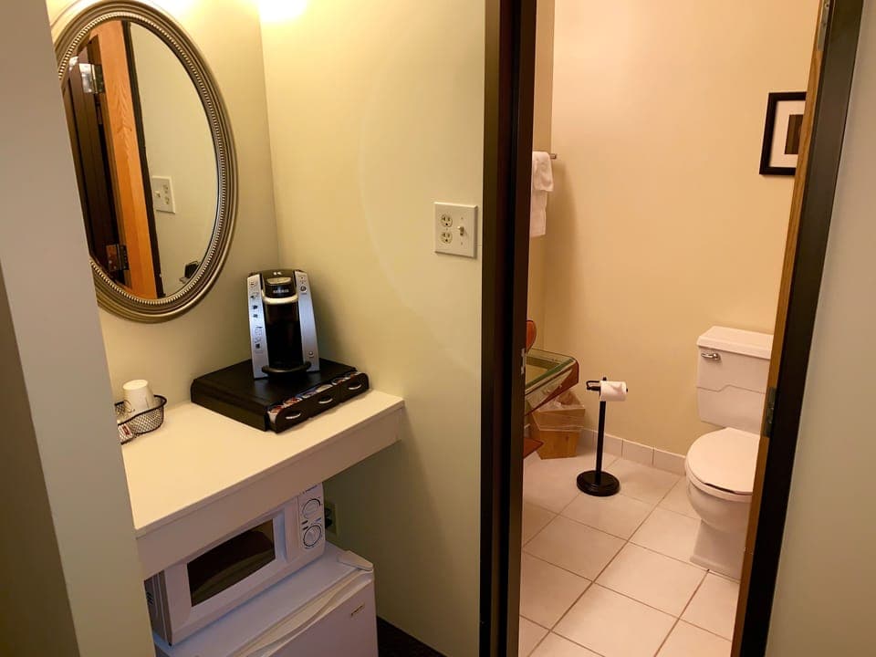 Combined shower/tub, hydromassage showerhead, eco-friendly toiletries